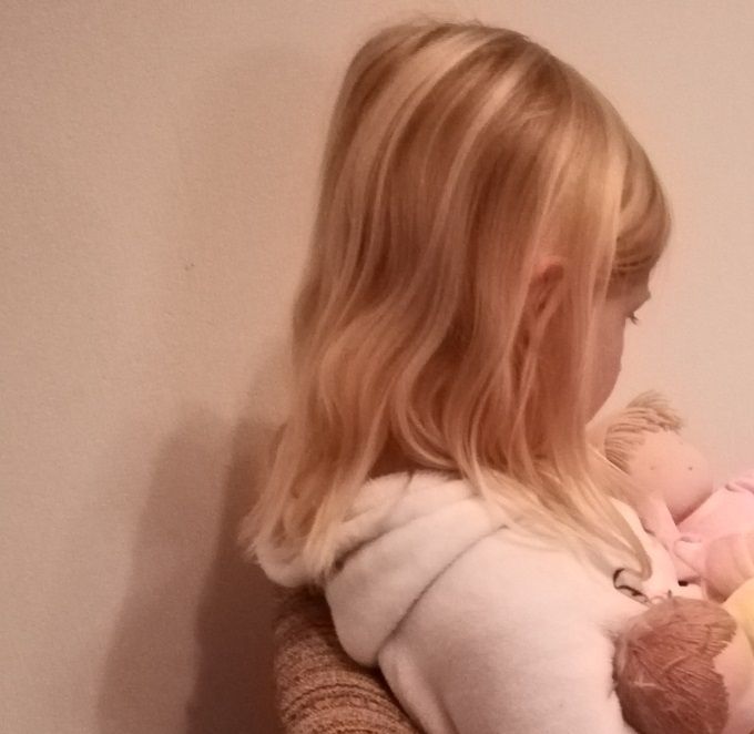 Ja paljon myöhemmin pojan tytär syli täynnä nukkevauvoja